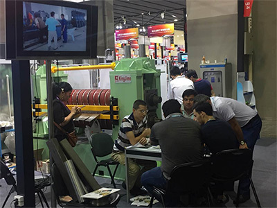 2016第120屆(jie)廣交會金(jin)峥機械攜(xie)最新機器(qi)參展 國外(wài)客戶前來(lái)詢問！