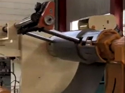 LNCF6-1600三機一(yi)體高配(pei)型精密(mì)型料架(jià)矯直送(sòng)料機