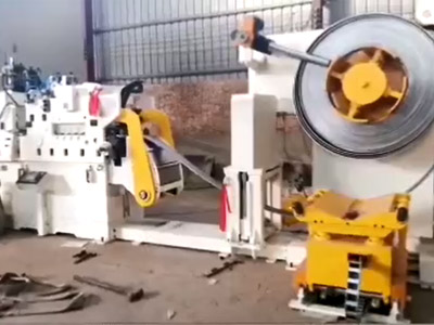 LNCF10-600三機(ji)一體NC高(gao)配型精(jīng)密料架(jia)矯直送(song)料機